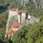 Μετέωρα: Πώς να ζήσεις τον «ουρανό των βράχων» μακριά από τα πλήθη
